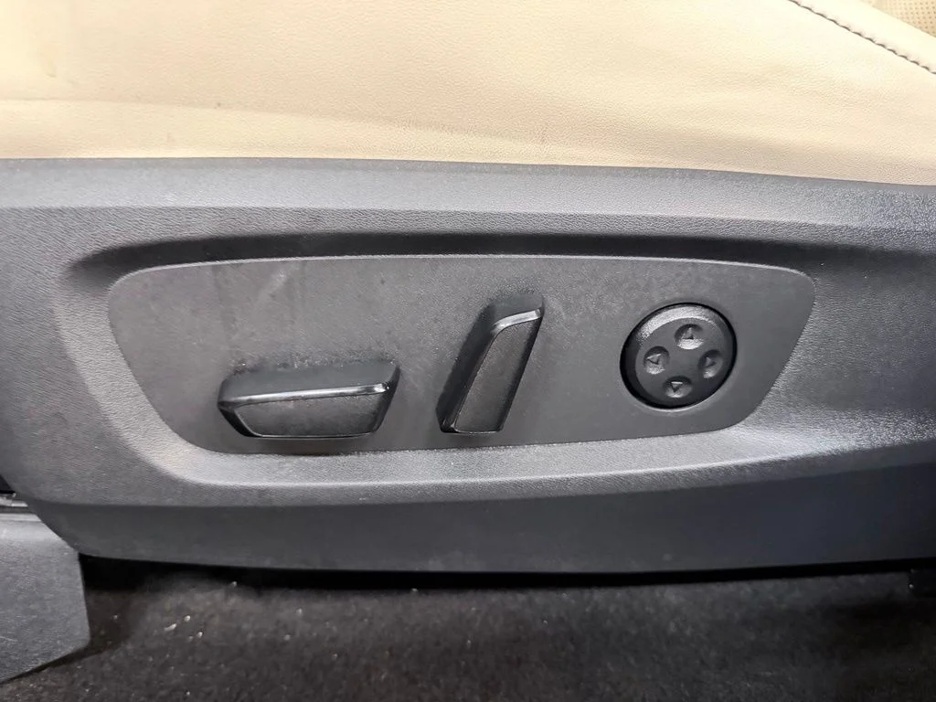 Used 2024 Gray INFINITI LUXE image 12