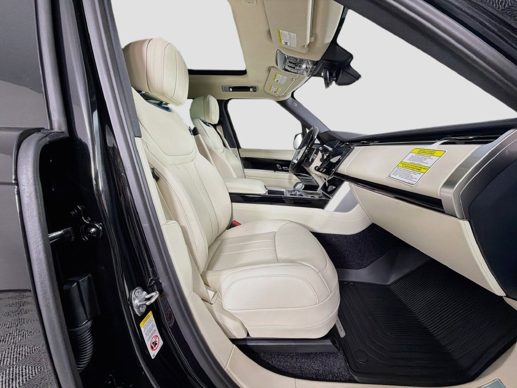 New 2027 Santorini Black Land Rover SE image 31