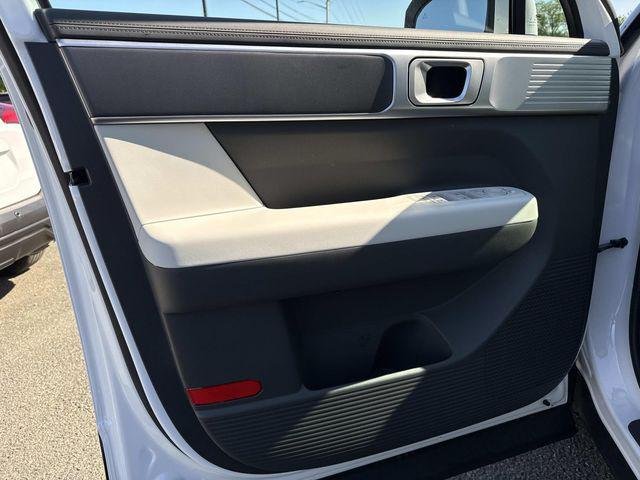 New 2026 White Hyundai SE image 25