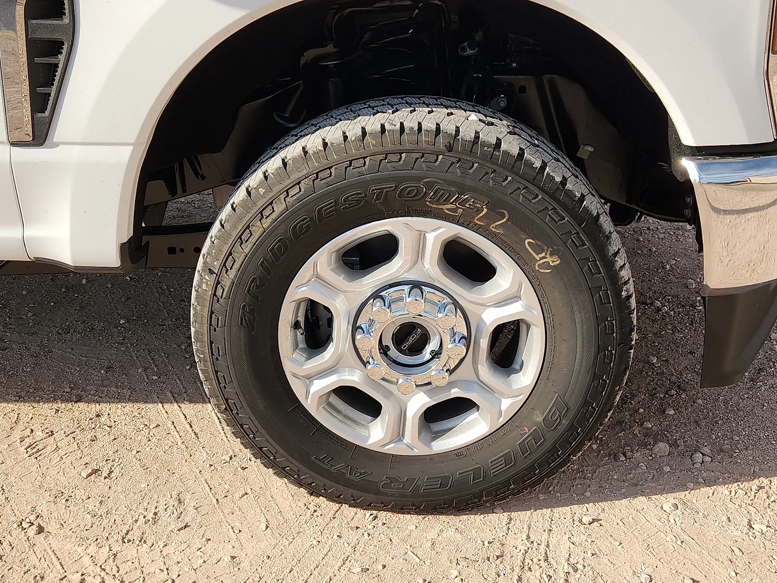 New 2027 Oxford White Ford XLT image 9