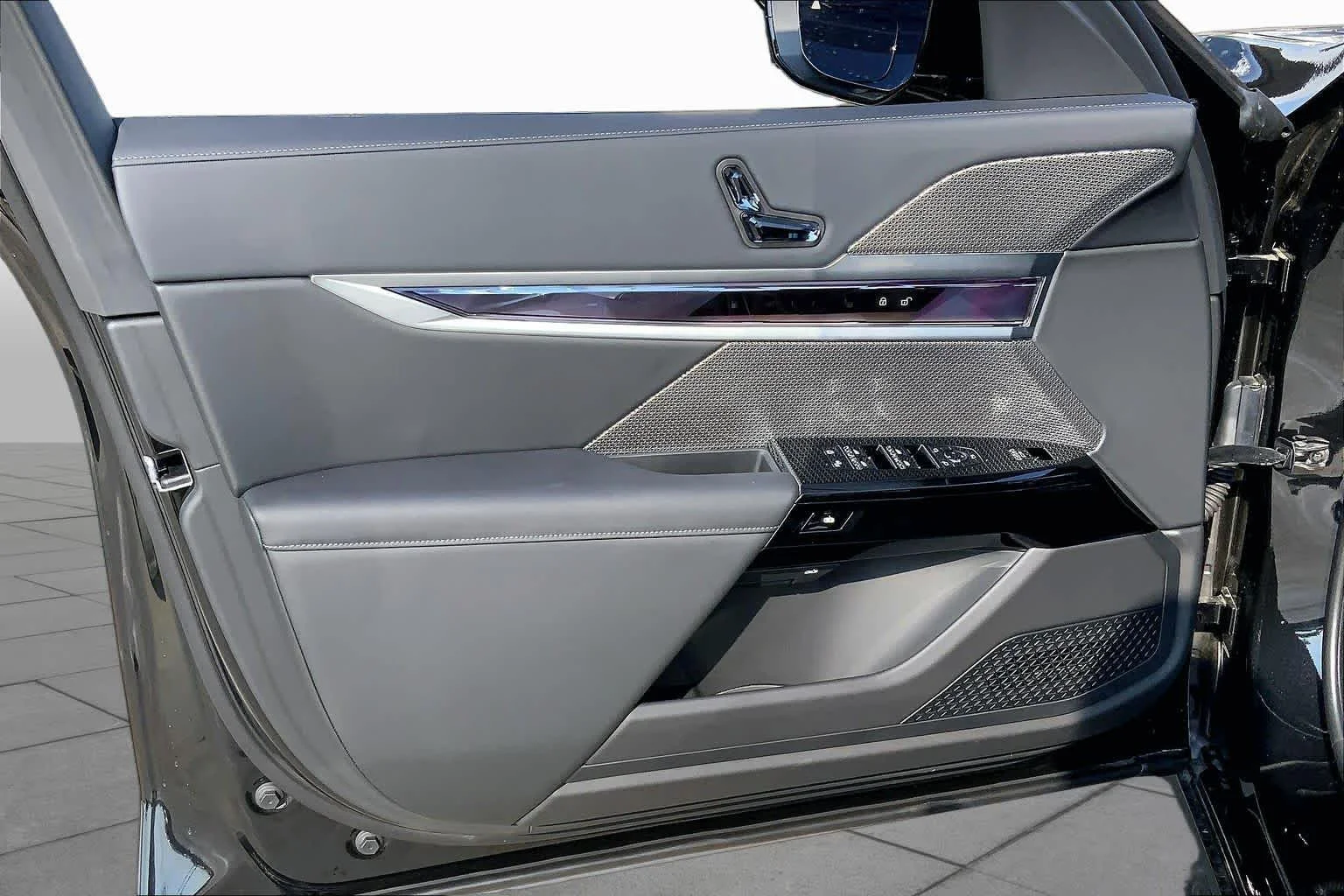 New 2026 Black Sapphire Metallic BMW 750e xDrive image 10