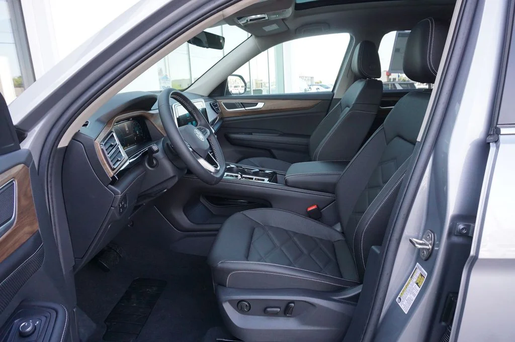 New 2026 Silver Volkswagen 2.0T SE w/Technology image 11