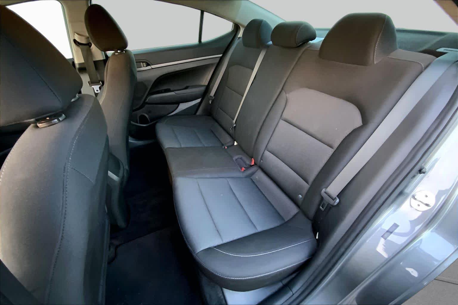 Used 2018 Machine Gray Hyundai SE image 19