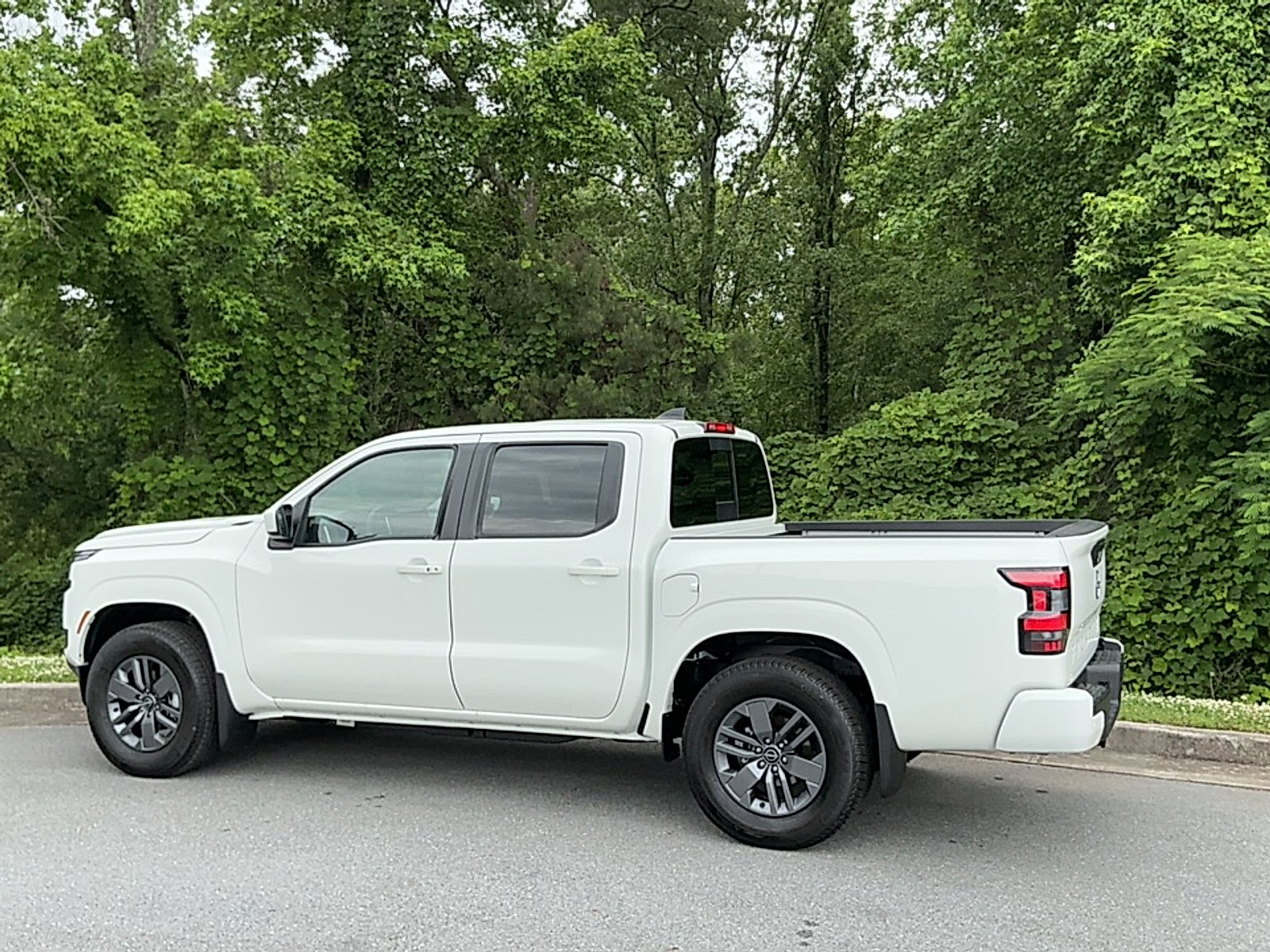 New 2026 Glacier White Nissan SV image 3