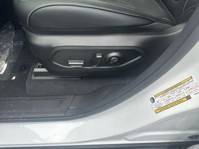New 2026 Bright White Clear-Coat Exterior Paint Jeep Laredo image 18