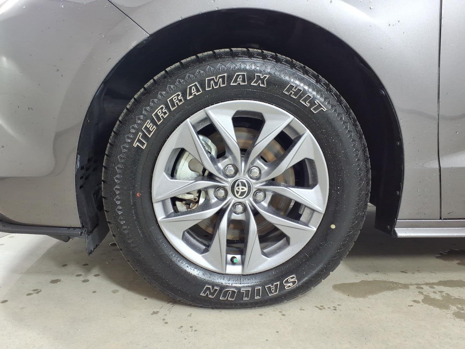 2024 Toyota Sienna XLE - Photo 13