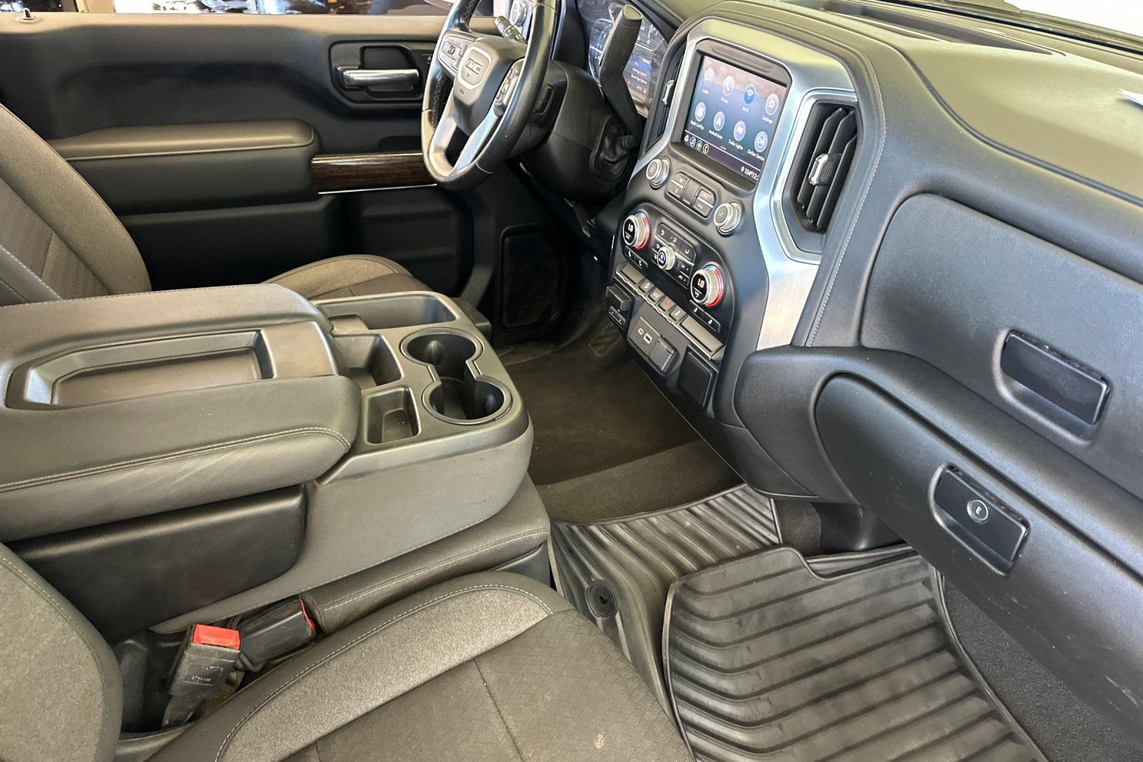 Used 2022 White GMC SLE image 12