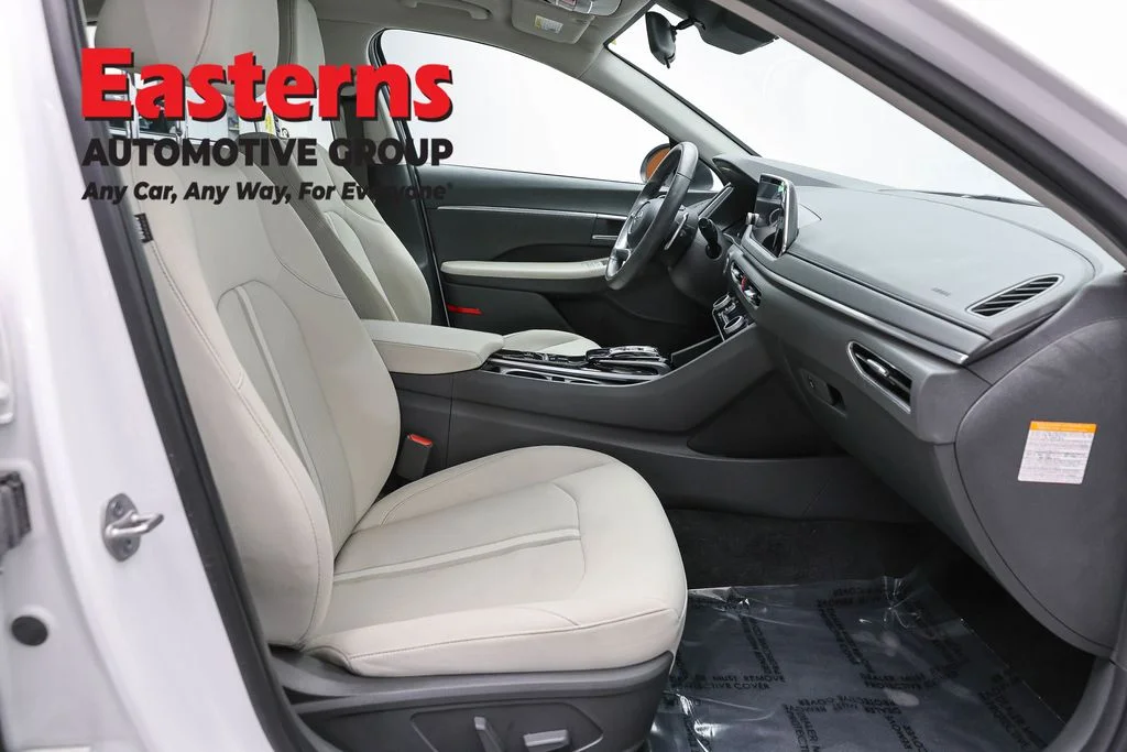 Used 2023 White Hyundai SEL image 25