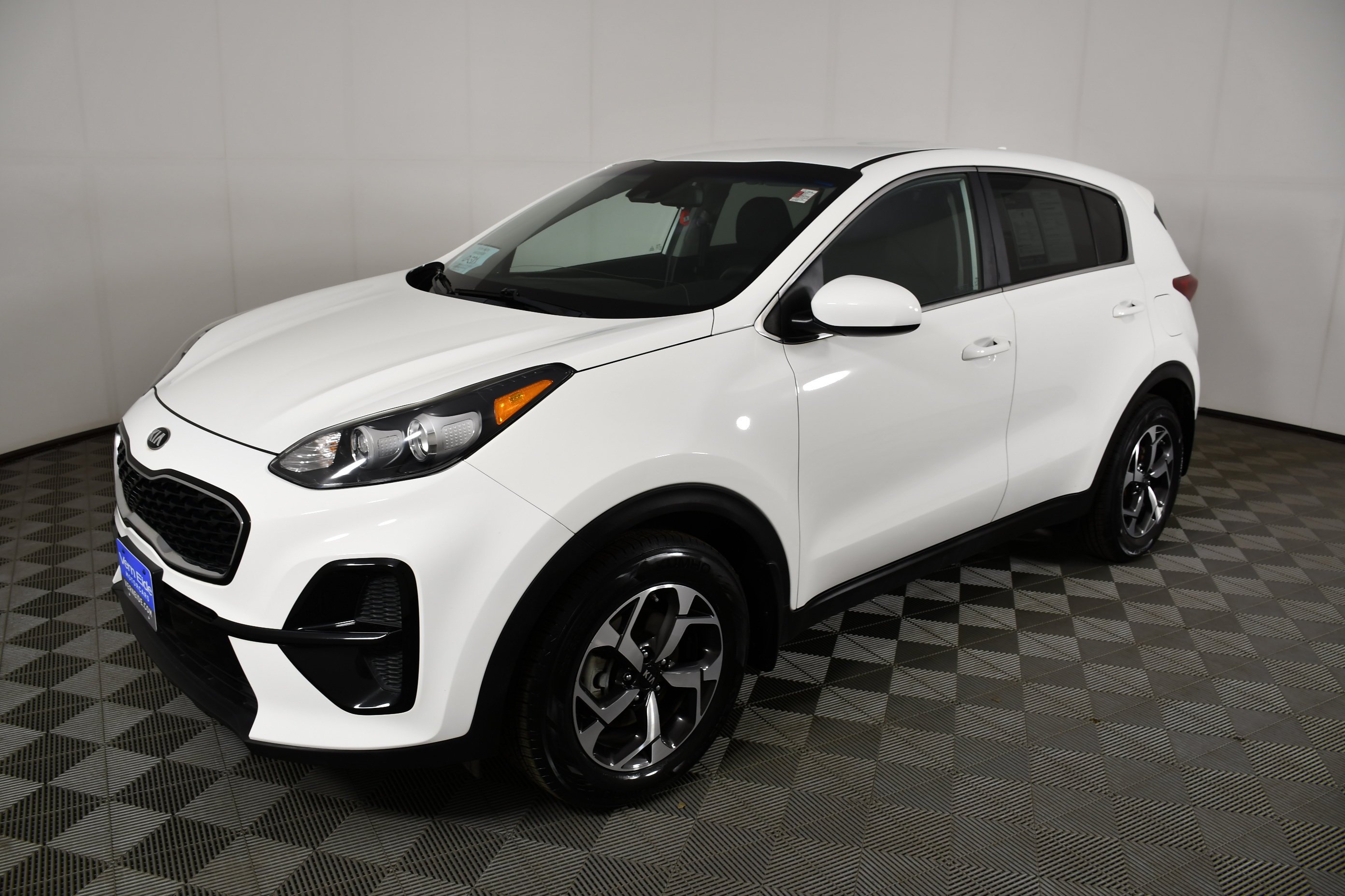 Used 2021 Clear White Kia LX image 10