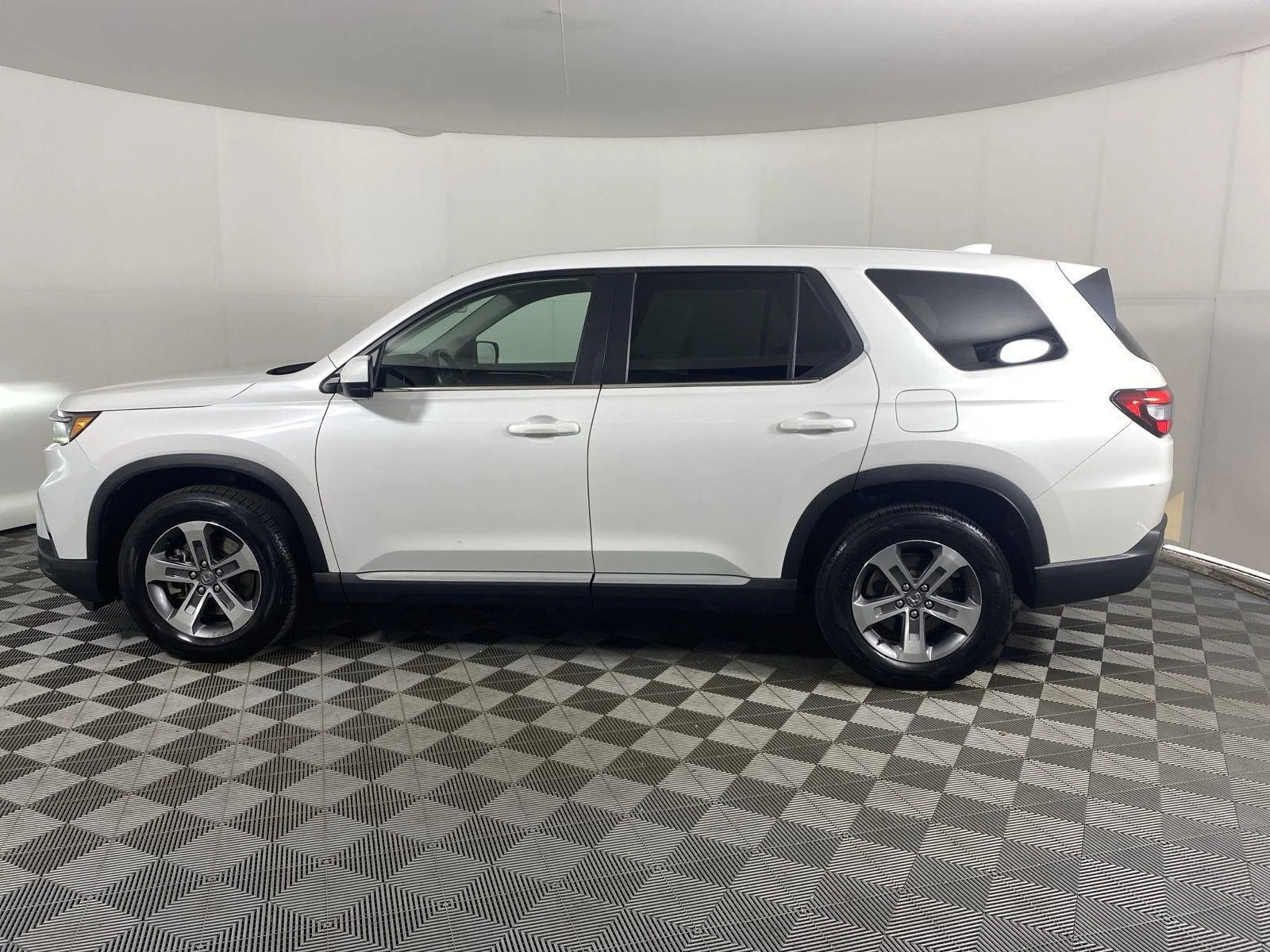 Used 2023 Platinum White Pearl Honda EX-L image 4