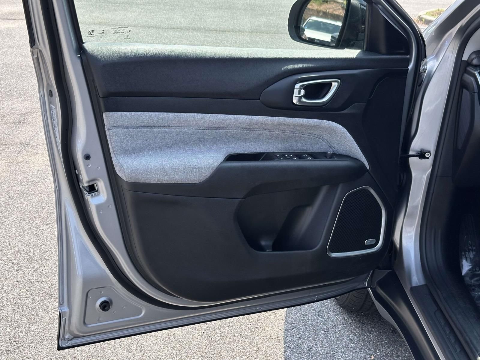 Used 2022 Silver Jeep Latitude image 23