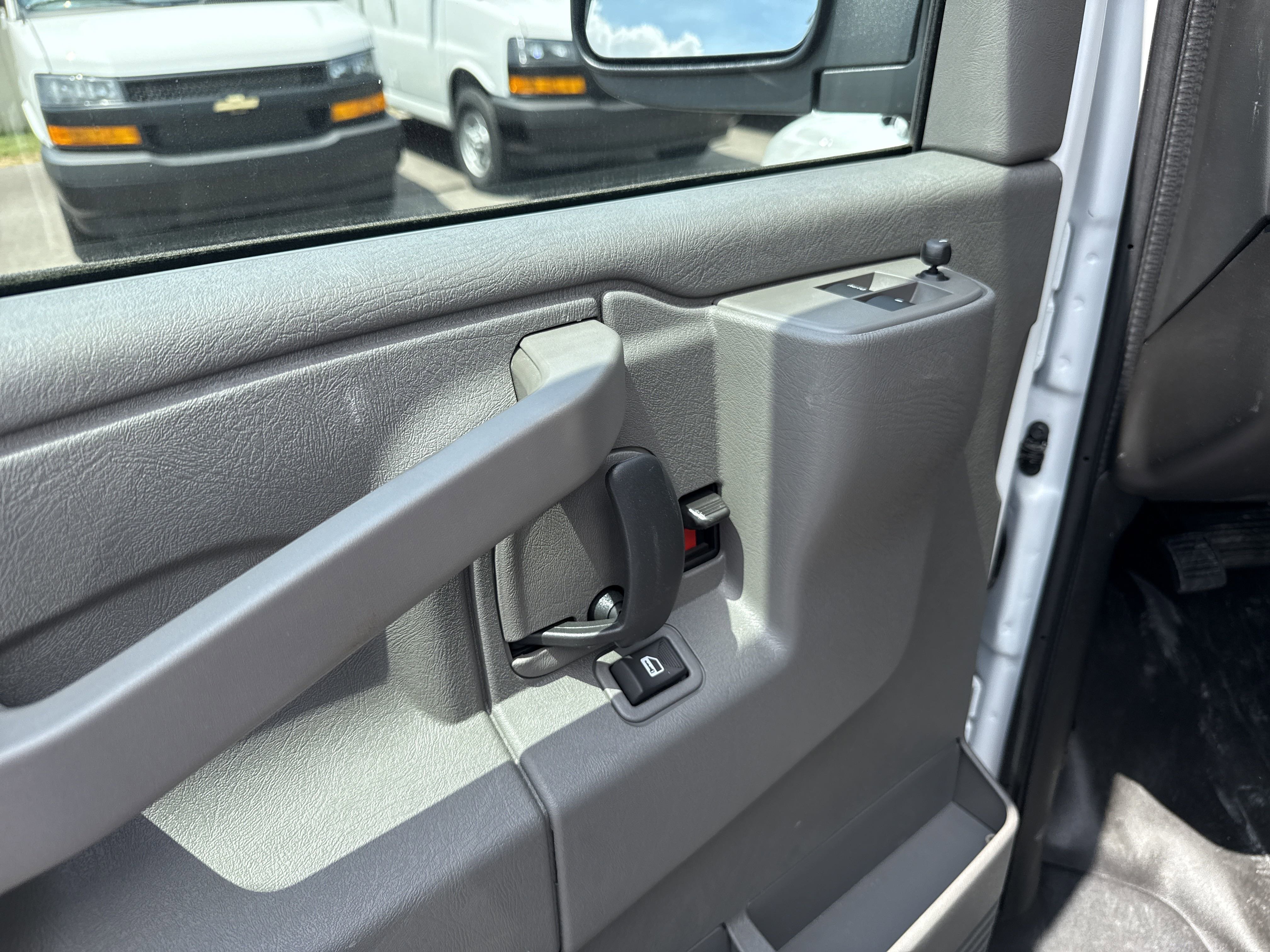 2025 Chevrolet Express Cargo Work Van - Photo 10
