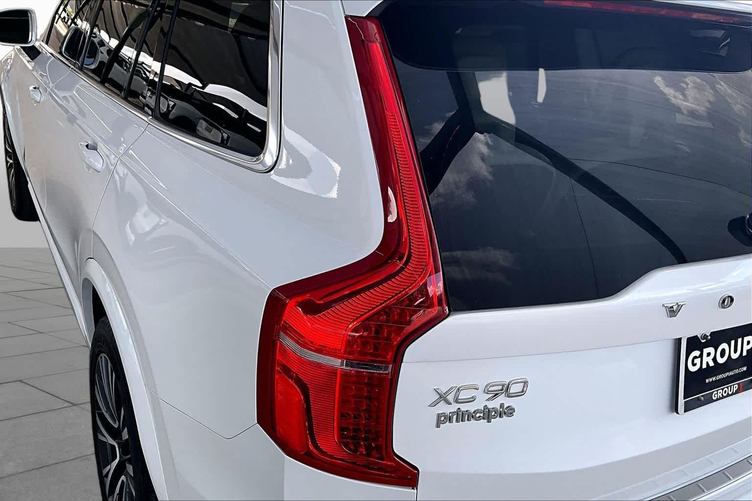 Used 2021 Crystal White Metallic Volvo Momentum image 29