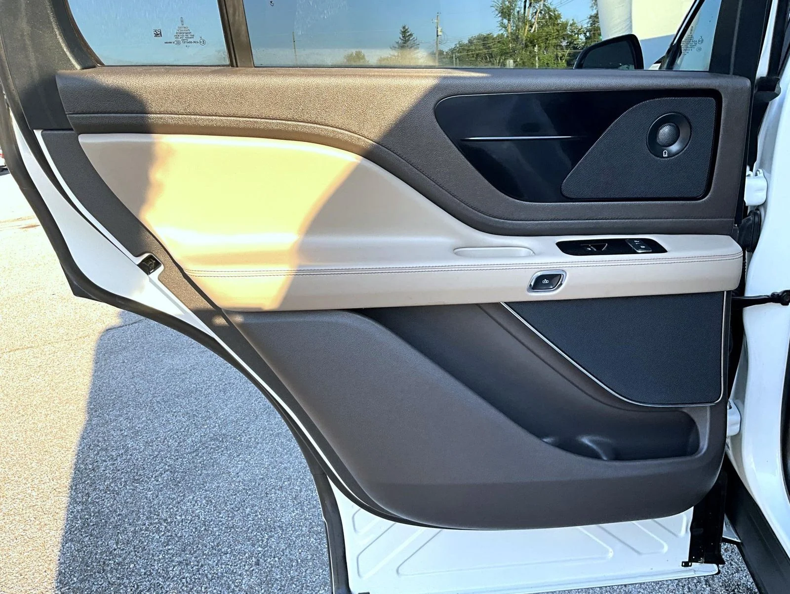 Used 2023 White Lincoln Reserve image 25