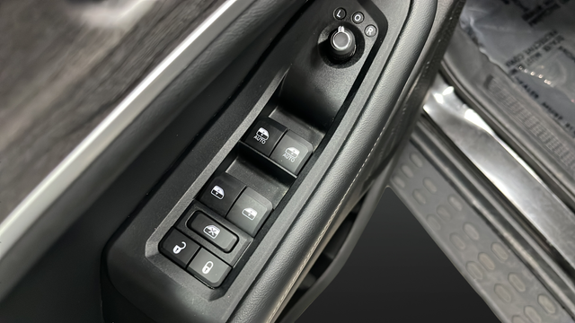 Used 2024 Diamond Black Crystal Pearlcoat Jeep Limited image 22