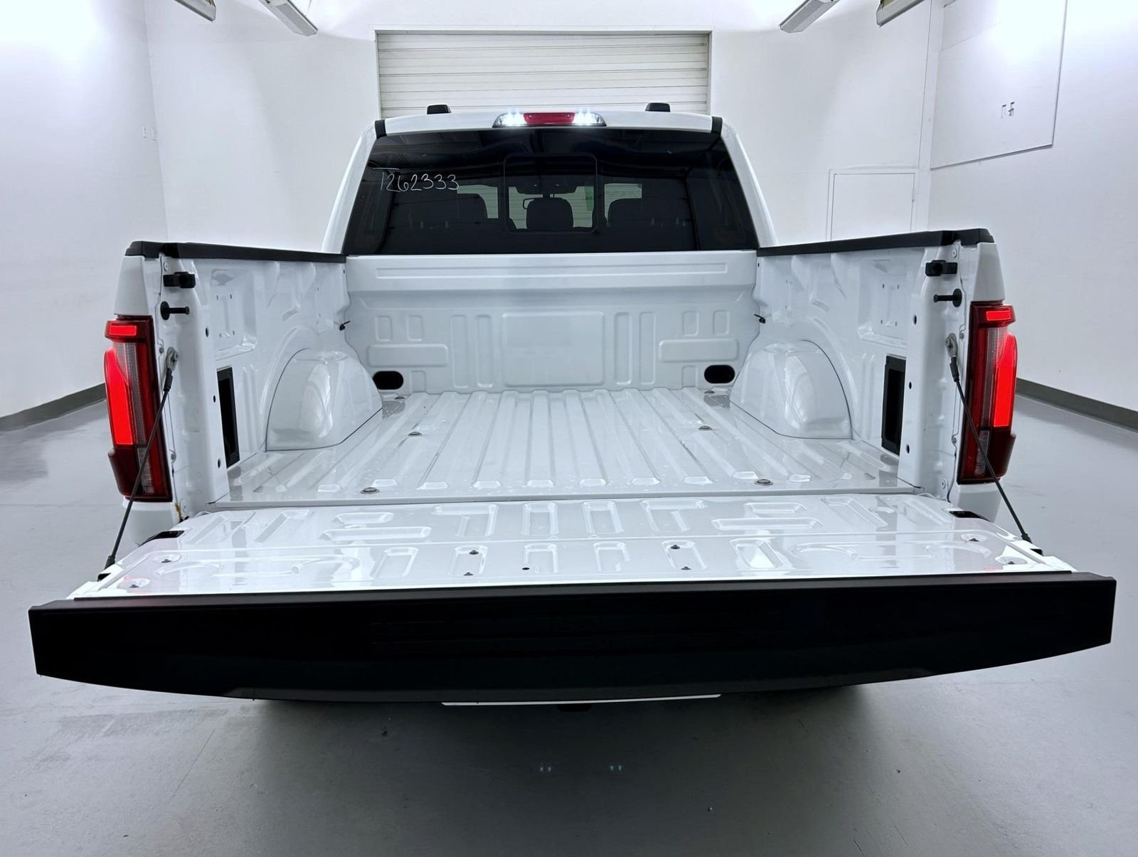 New 2026 Oxford White Ford Lariat image 22