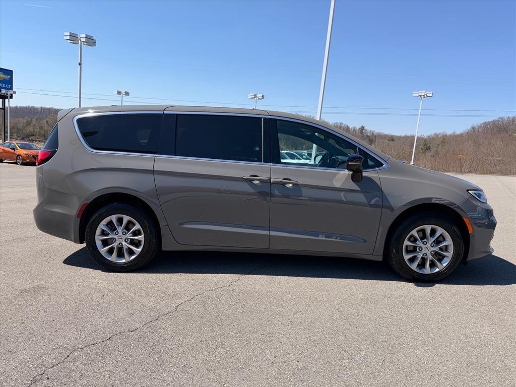 Used 2025 Ceramic Gray Clearcoat Chrysler Select image 6