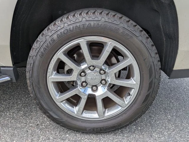 Used 2017 Sparkling Silver Metallic GMC Denali image 9