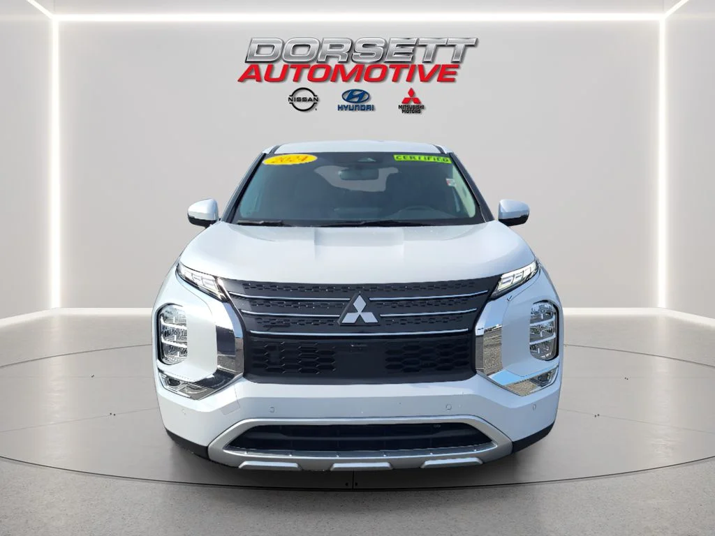 Used 2024 White Diamond Mitsubishi SE image 2