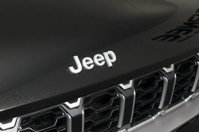 New 2026 Diamond Black Crystal Pearl-Coat Exterior Paint Jeep Limited image 19