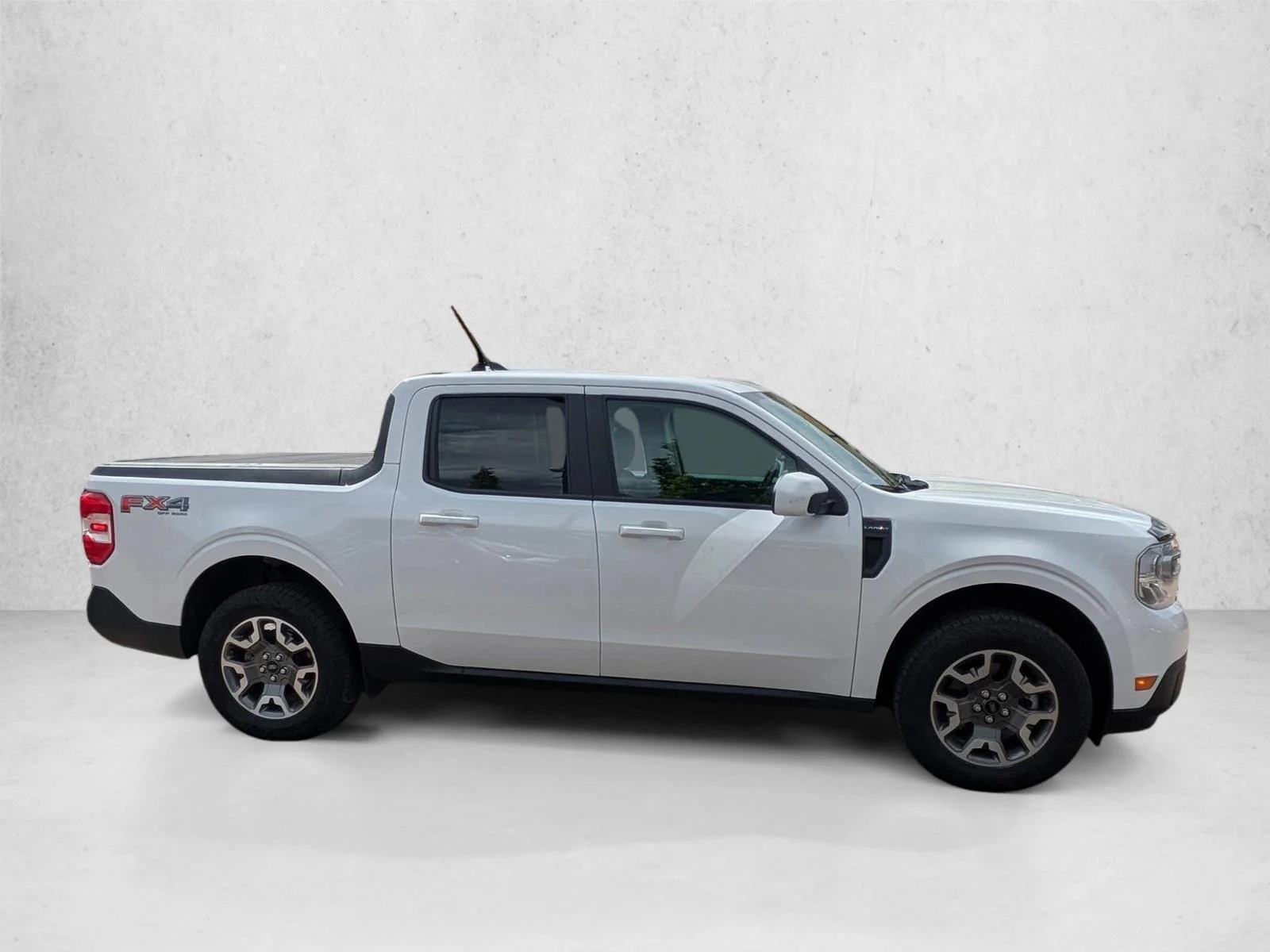Used 2022 Oxford White Clearcoat Ford LARIAT image 4