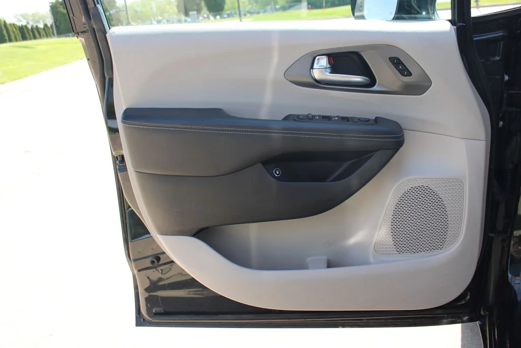 Used 2024 Black Chrysler Select image 37