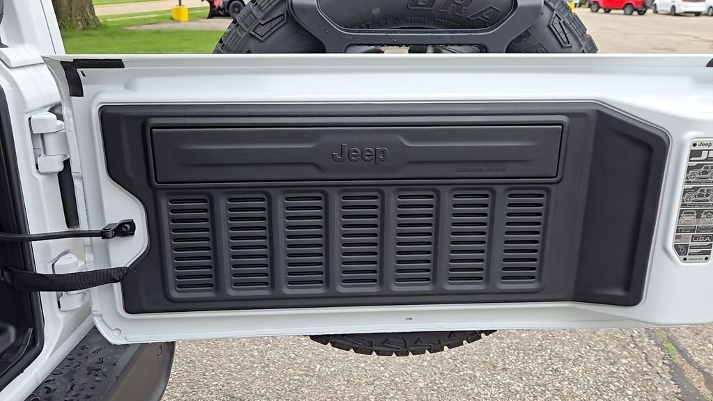 New 2026 Bright White Clear-Coat Exterior Paint Jeep Sahara image 38
