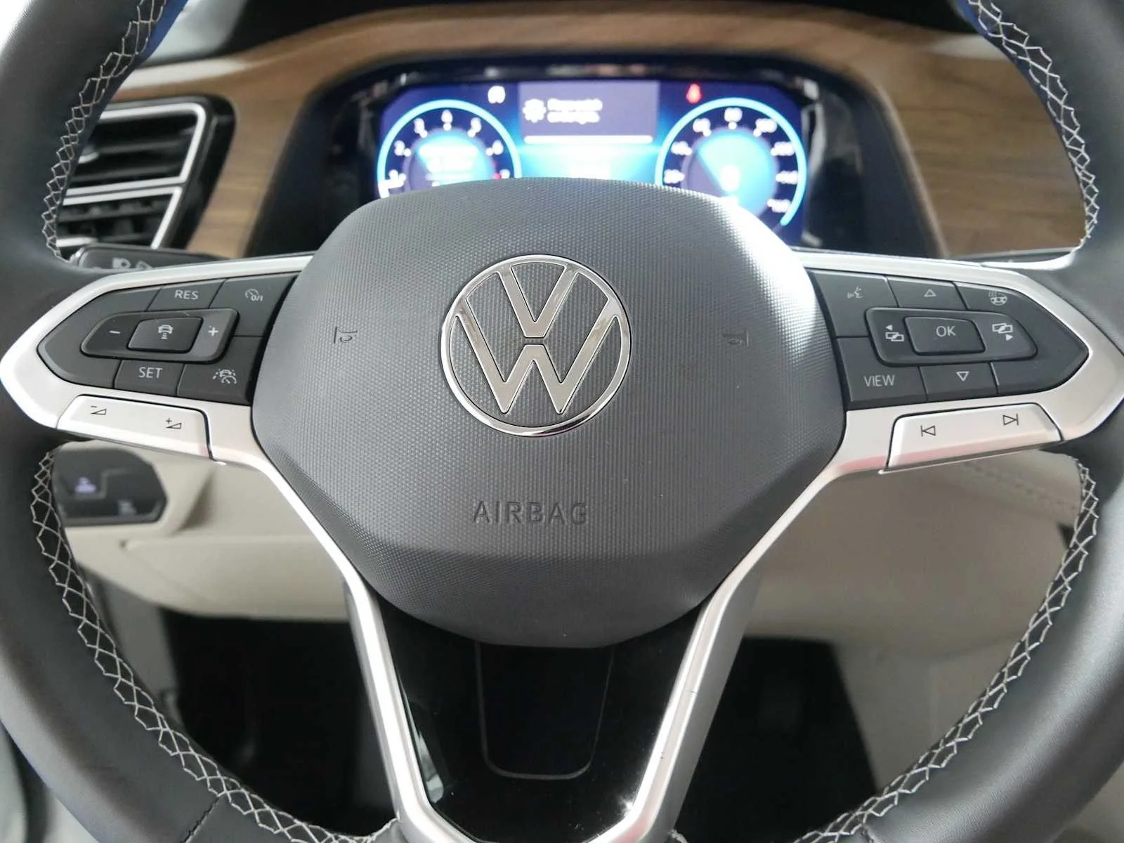 Used 2025  Volkswagen 2.0T SE image 25