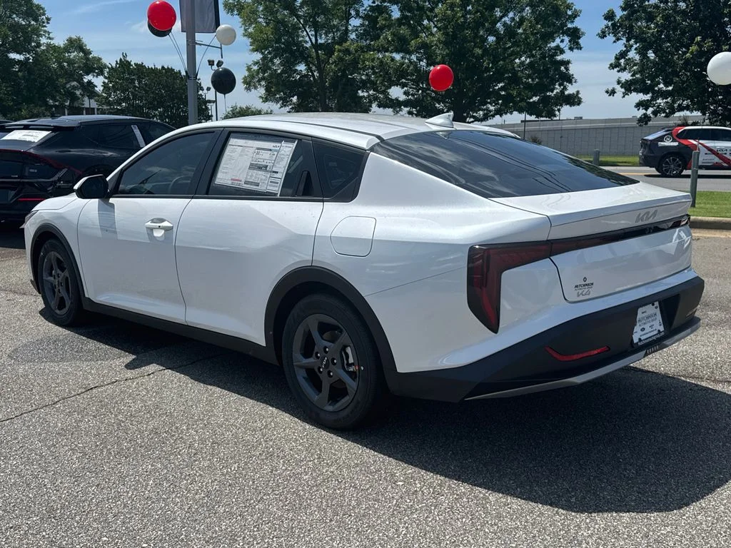 New 2026 Snow White Pearl Kia LXS image 5