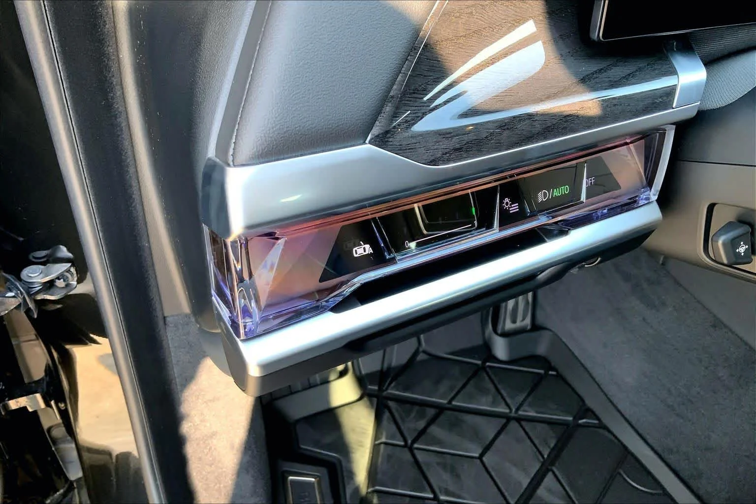 New 2026 Black Sapphire Metallic BMW 750e xDrive image 17