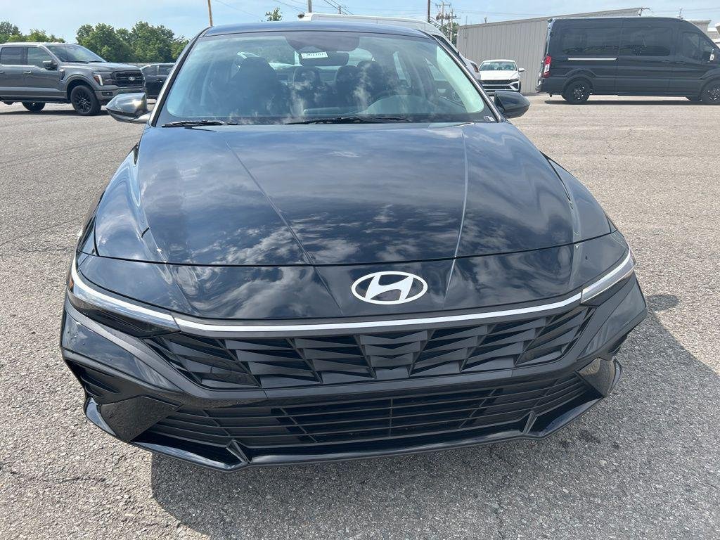 New 2026 Black Hyundai SE image 2