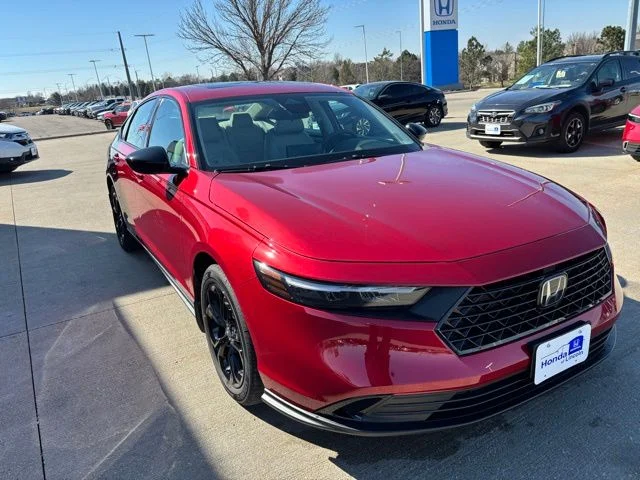 Used 2025 Red Honda SE image 3