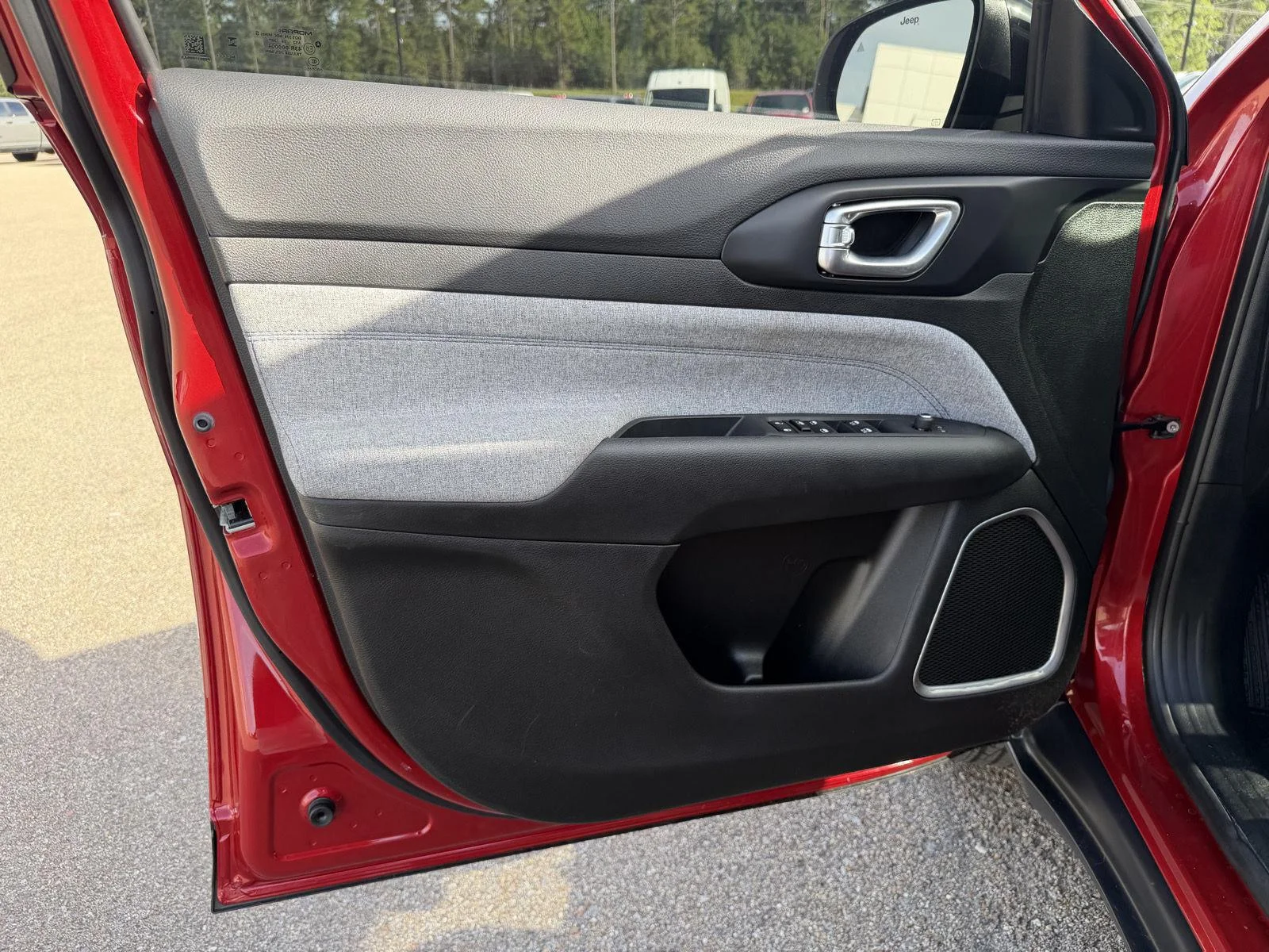 Used 2025 Red Hot Pearlcoat Jeep Latitude image 15