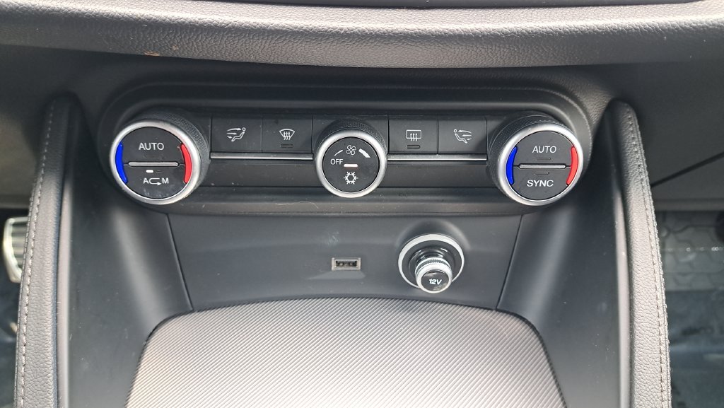 Used 2018 Red Alfa Romeo Base image 21