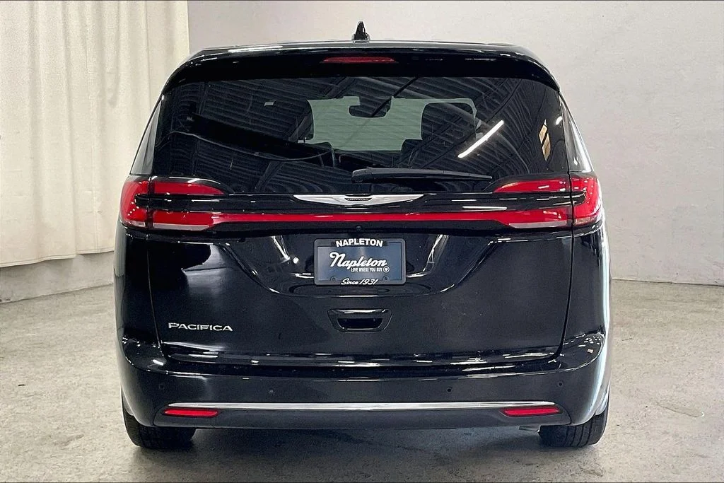 Used 2025 Black Chrysler Select image 3