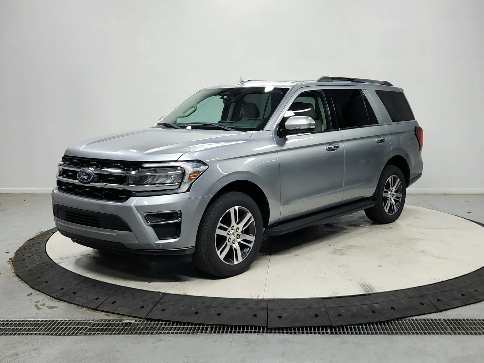 Used 2024 Silver Ford Limited image 4