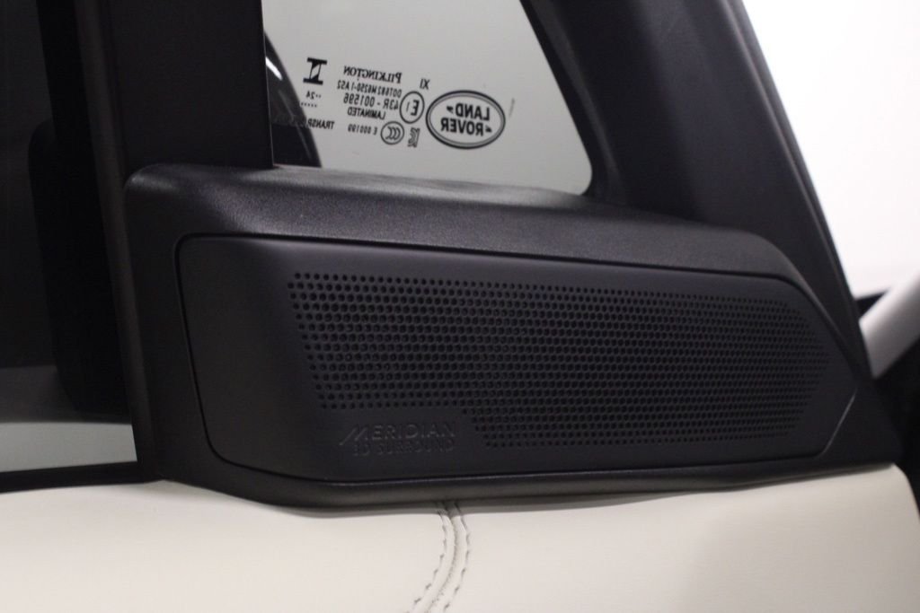 Used 2025  Land Rover SE image 21
