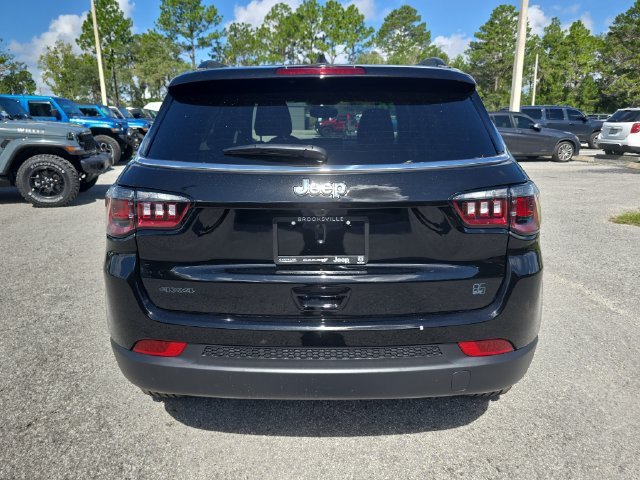 New 2026 Diamond Black Crystal Pearl-Coat Exterior Paint Jeep  image 5