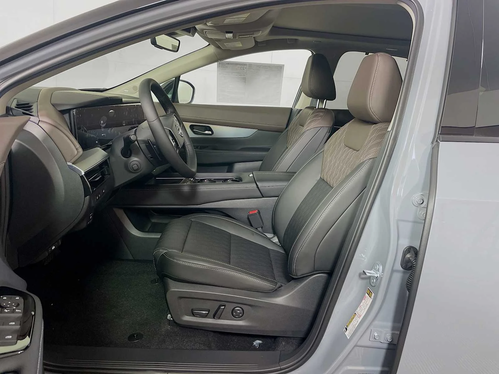 New 2026 Boulder Gray Pearl / Super Black Two-tone Nissan Platinum image 4