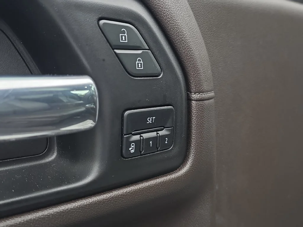 Used 2021 White GMC Denali image 28