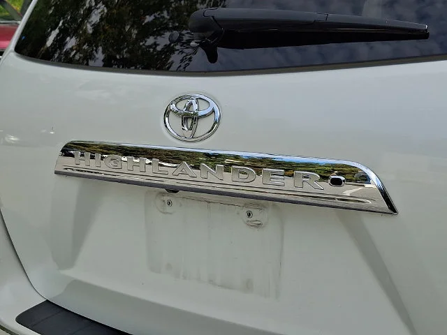 Used 2013 White Toyota SE image 30