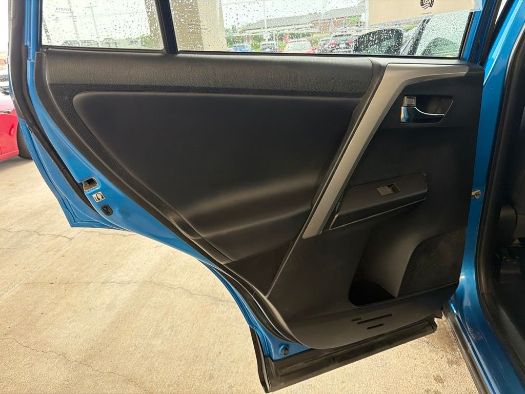 Used 2018 Electric Toyota XLE image 20