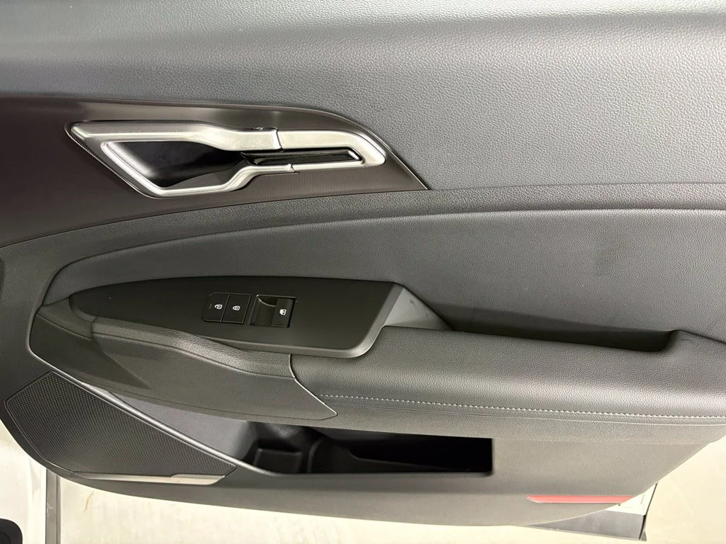New 2027 Snow White Pearl Kia EX image 15