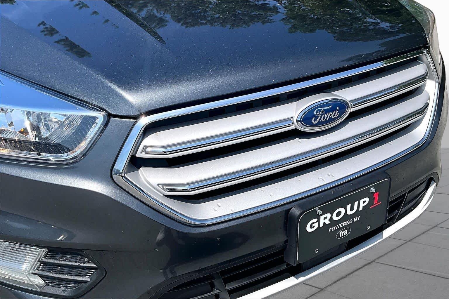Used 2019 Magnetic Metallic Ford SE image 30