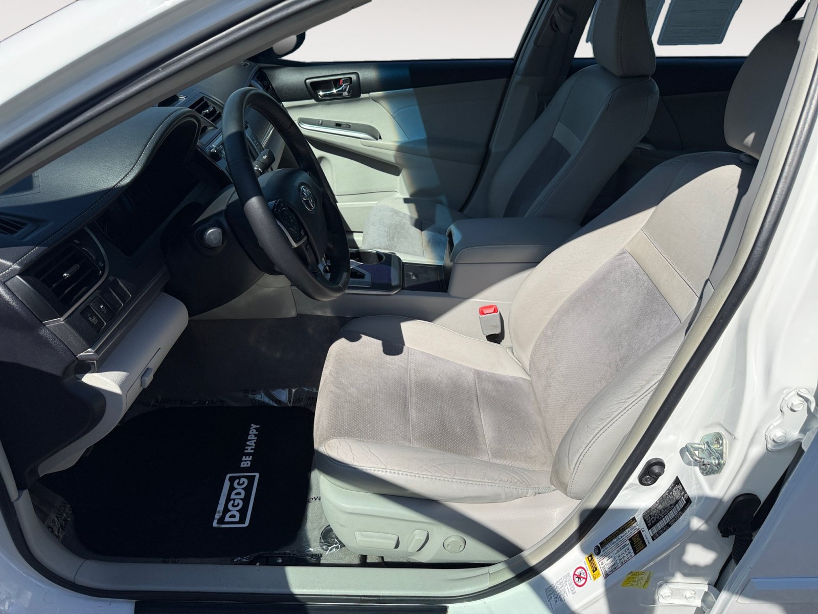Used 2014 Super White Toyota XLE image 10