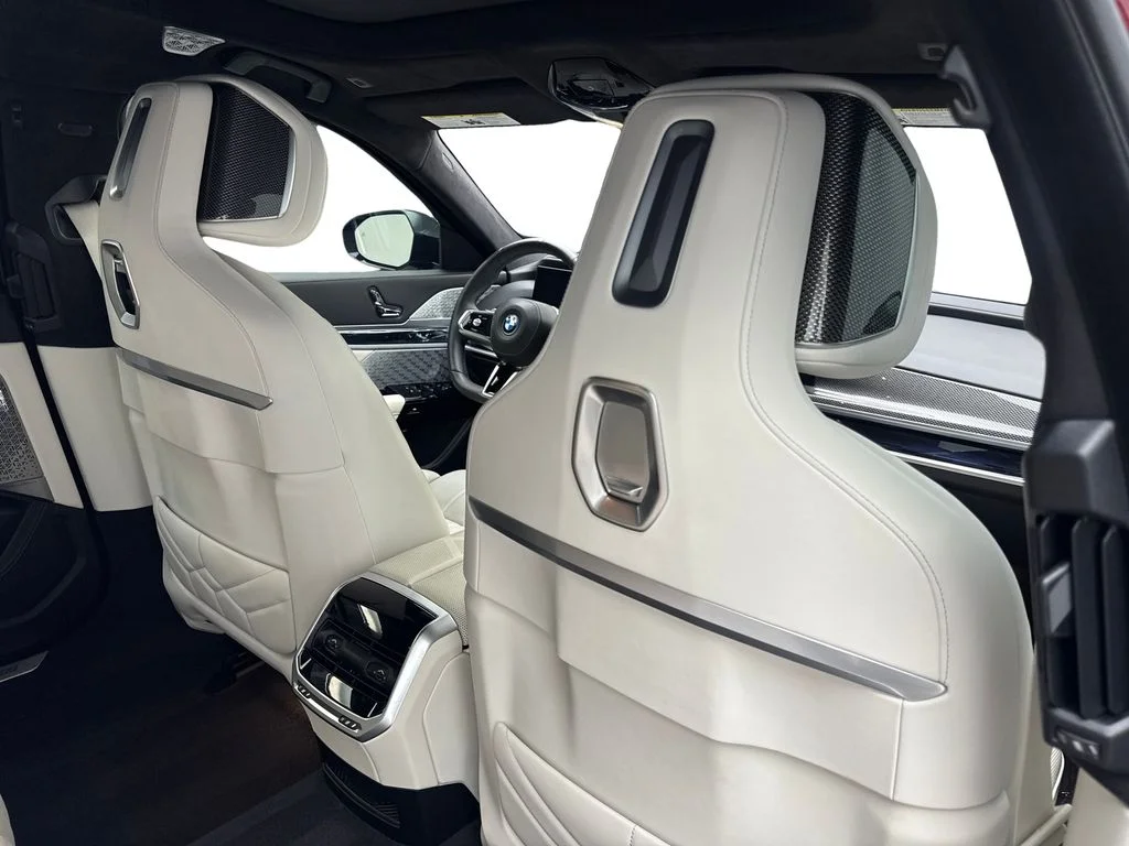 Used 2023 Red BMW xDrive60 image 41