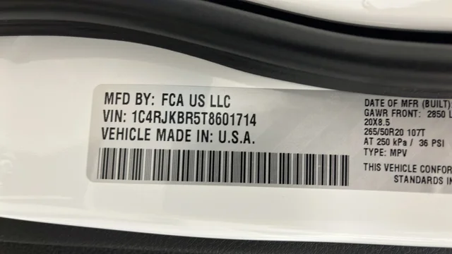 New 2026 Bright White Clear-Coat Exterior Paint Jeep Limited image 28