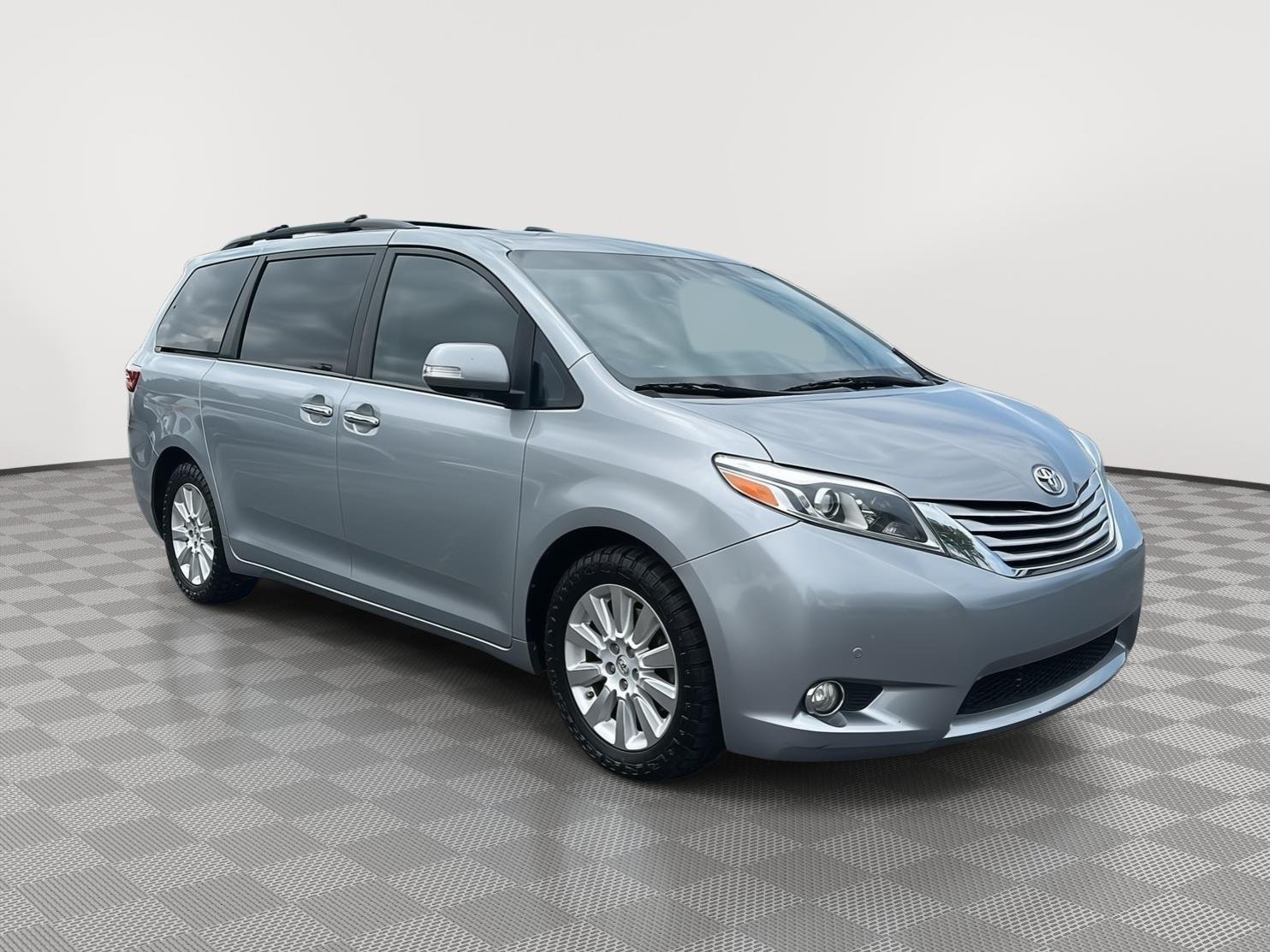 2015 Toyota Sienna Limited V6 7-Passenger's photo