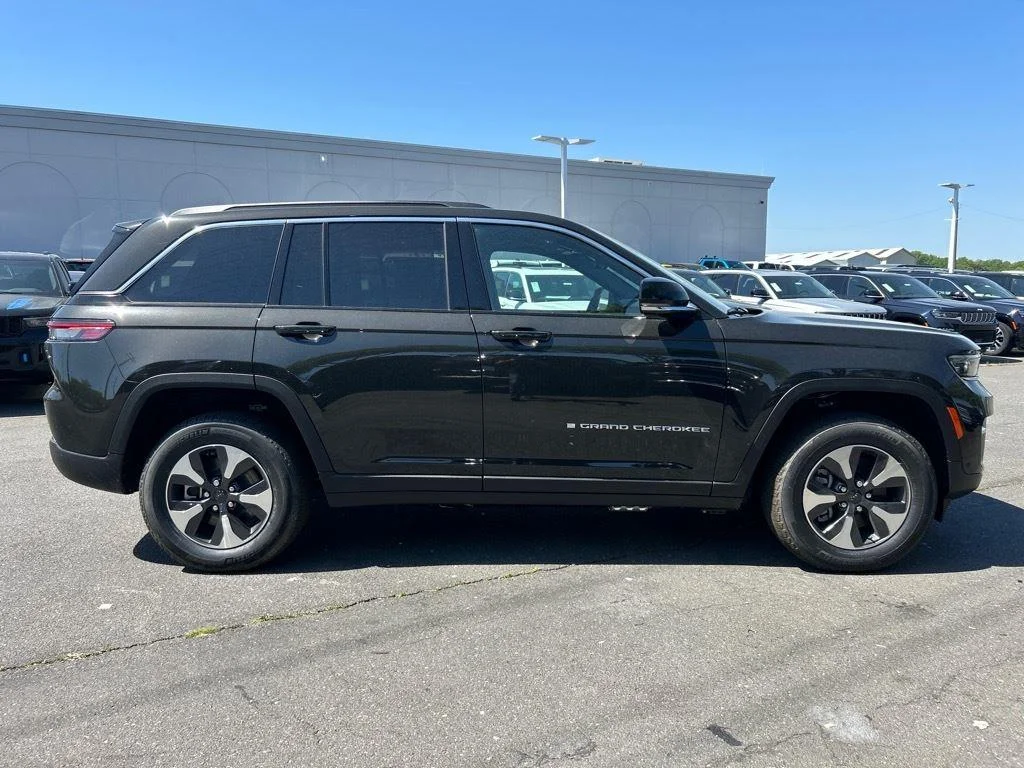 Used 2024 Rocky Mountain Pearlcoat Jeep  image 26