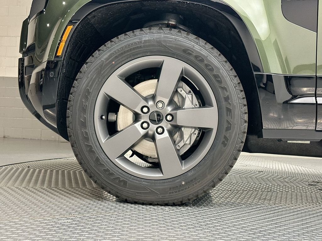 New 2026 Woolstone Green Land Rover X-Dynamic SE image 5